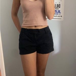 Really cute black cargo shorts 🖤